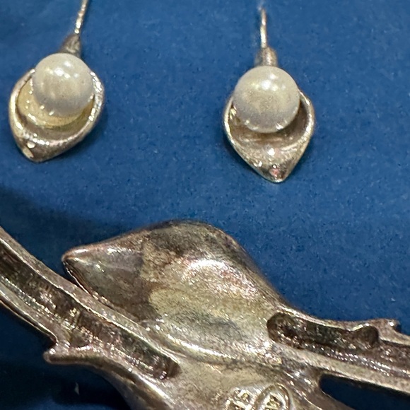 CALLA LILY BRACELET & EARRING GIFT SET - Picture 5 of 16